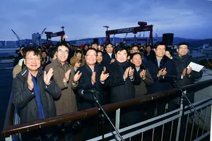 회사 전망대서 새해 첫 일출 본 HD현대 임원들