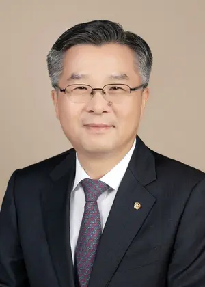 권혁웅 한화오션 부회장 월급여 1.3억..7개월간 근무하고 8.9억 받아
