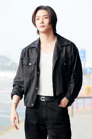 로운, 압도적 피지컬+분위기로 완성한 공항패션…티파니 원더 전시 참석차 출국