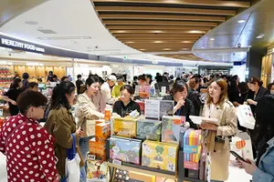 롯데면세점 명동본점에 몰려온 중국 단체 여행객 4천여명
