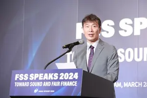 美 SEC 의장 만난 이복현..화제 오른 비트코인 ETF