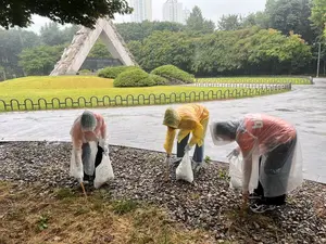 bhc그룹 BSR 봉사단, 매헌시민의 숲 일대 플로깅