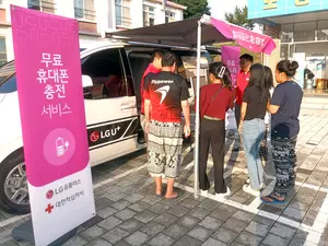 LGU+, 수재민에 배터리충전車 제공