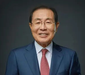 '매도는 예술이라던데...' 윤동한 콜마 회장, 신고가 한국콜마 주식 매도