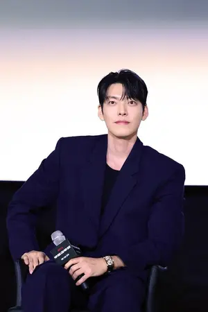 김우빈, 무도실무관 제작발표회 패션 화제…차고나온 시계가