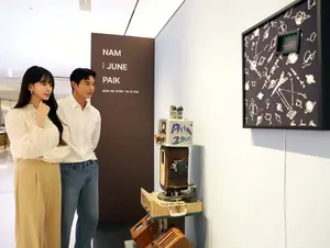 [포토] 신세계百, 강남점에 비디오 아트 거장 백남준 작가 작품 전시