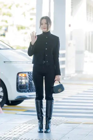 [포토] 블랙핑크 지수, 올블랙 패션으로 인천공항 시선 집중