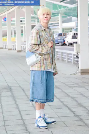 세븐틴 부승관, 메신저백·스니커즈로 완성한 공항패션 