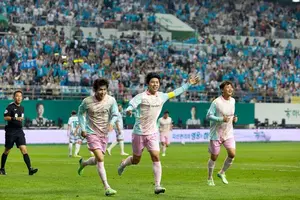 3만5천여 명 운집한 하나은행-임영웅 자선축구대회..`대세 입증`