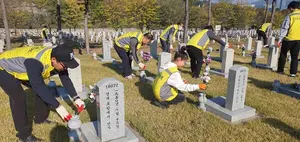 한신공영, 10년째 현충원 봉사...한신孝플러스봉사단 지정묘역 정화활동 벌여