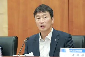 은행지주 이사회 의장 만난 이복현..