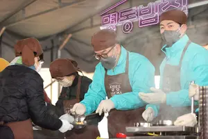 하나금융그룹, 명동 무료급식소에 1,111그릇 후원..임직원 배식 봉사