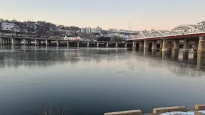 한강, 결국 얼었다..한파 지속에 결빙