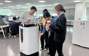 로봇이 엘리베이터 타고 커피 대령..현대엘리, 본사에 로봇 배송 오픈
