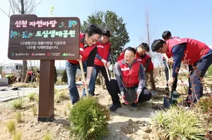 LG생건, 울산 신천공원에 도심 숲 조성