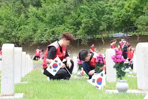 롯데건설, 현충일 앞두고 가족과 함께 현충원 봉사활동 진행