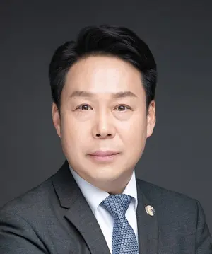 코오롱글로벌, ‘조용한 해결사’ 김영범 대표 전면에…위기 돌파 카드 될까
