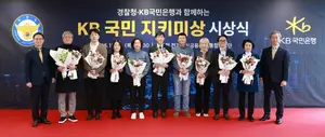 택시 부부에 딱 걸린 보이스피싱 현금수거책