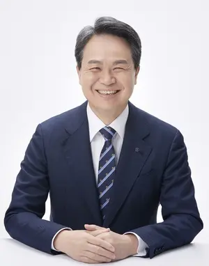 진옥동은 누구?...정통 '신한맨'에서 '5조 마술사'로