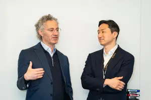 정기선 HD현대 회장, 다보스포럼서 팔란티어 CEO 만나...

