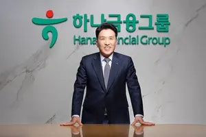 함영주 하나금융 회장, 실적발표 깜짝 등장..