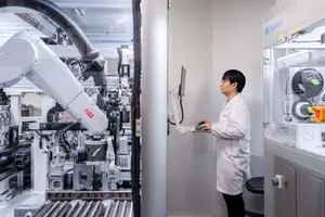 한국콜마, 화장품 보존력 시험에 로봇 도입