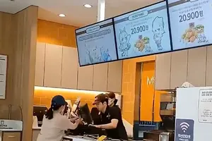 음료 리필 거부에 직원 폭행…'맘스터치 난동녀' 영상 확산 공분