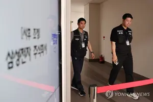 중노위 손 떠난 삼성전자 노사 교섭, 김영훈 장관이 직접 나선다