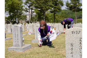 효성, 국립서울현충원 찾아 묘역 정화 봉사