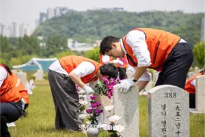 김대헌 호반그룹 사장, 신입사원들과 국립서울현충원서 묘역 정화 봉사
