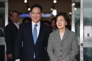 이재용 삼성 회장, 모친 홍라희 지분 1.9조 사준다..주식담보 해소할듯