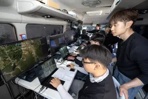 사람 한 명이 22대 동시 지휘…대한항공, 국산 AI 드론 자율 군집타격 시연 성공