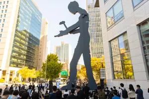 광화문 해머링맨 아래 재즈의 선율이
