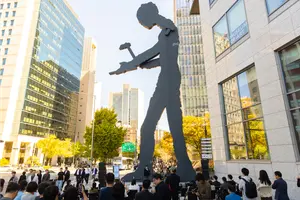 광화문 해머링맨 아래 재즈의 선율이