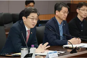 코스피, 급락에 7월말 밑돌아...이억원 