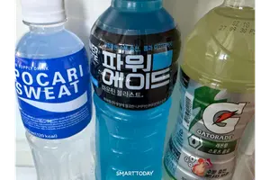 [그 음료, 건강할까] ‘수분 충전’ 한 병에 당류 39g…이온음료, 물처럼 마셔도 될까