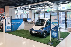 마트에 나온 2인승 초소형 전기차