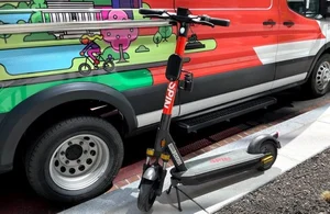 보도를 달리면 경고음이 자동으로 울리는 스쿠터 나왔다