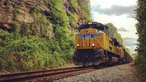 디젤 화물철도에도 탈 탄소 바람…배터리 전기 기관차 ‘도전’