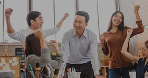 디어유, 에스엠이 차려놓은 굿판에서 무조건 활짝 웃는다