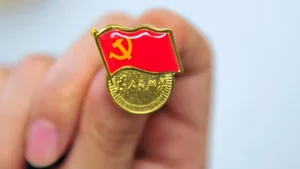 中, 해외기업에 '공산당 배지 착용' 요구...시진핑 눈치보나