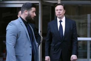 경호원 대동한 머스크, 트위터 본사서 화장실 가도 '함께'