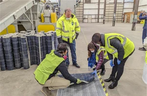 노후 태양광패널 쏟아진다..재활용biz '붐'