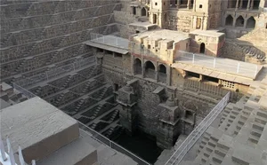 인도의 계단식 우물 '바올리스'에 스폿라이트