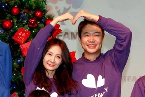 채시라·김태욱, 주가급등에 웃음꽃 '활짝'