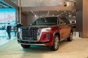 동서양 프리미엄 자동차 브랜드 사로잡은 알칸타라