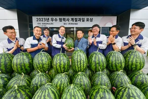 현대모비스, 협력사에 수박 7000통 선물