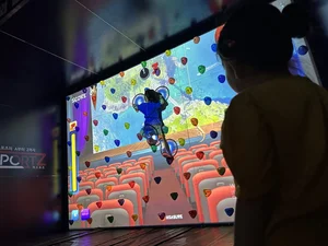 축제 홍보에 운동효과 까지...아스포즈 AR클라이밍, 울릉도 오징어축제에서 대박