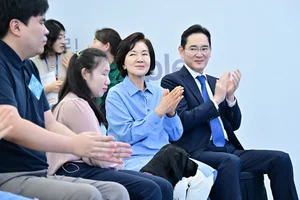 이재용 삼성 회장, 활짝 웃다..안내견학교 30주년