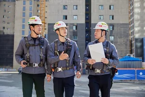 HDC현대산업개발, 폐PET병 재활용한 친환경 근무복 도입